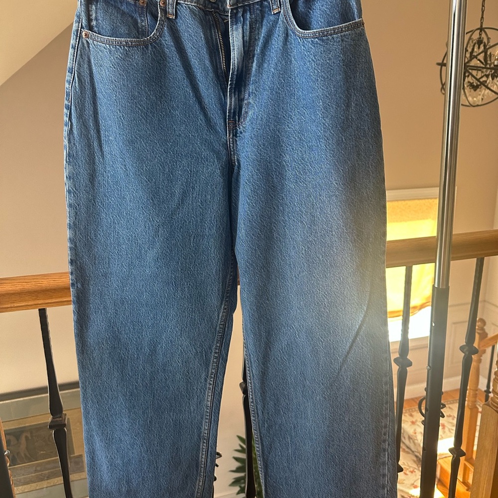 Abercrombie & Fitch high rise loose fit jean. Semi wide leg
  Curve love line